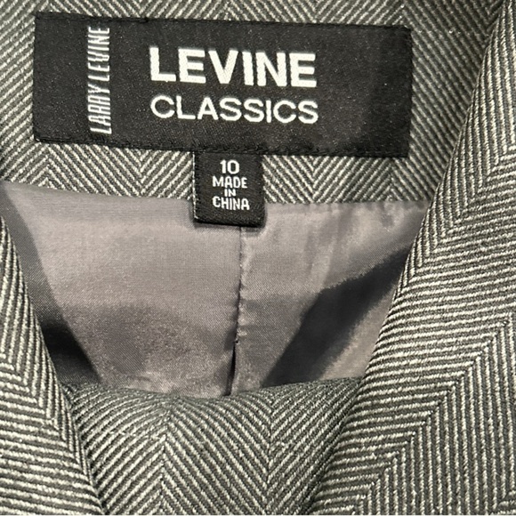 Larry Levine Classics Gray Blazer EUC. With Small Pleated Hemline Size 10. - Picture 4 of 7
